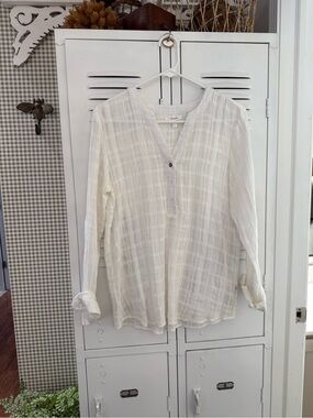 Maurices White Textured V-Neck Tunic Top